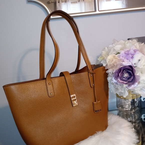Michael Kors purse ๐ - Picture 2 of 4